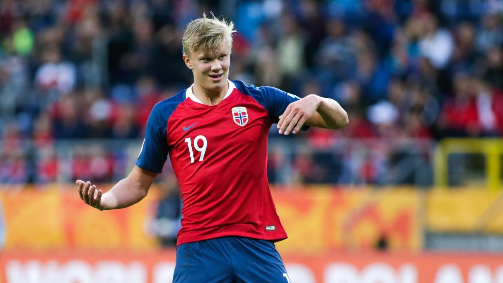 足球欧洲媒体评最佳11人阵容，无人争议（欧洲媒体评选足球最佳十一人，公认无争议）