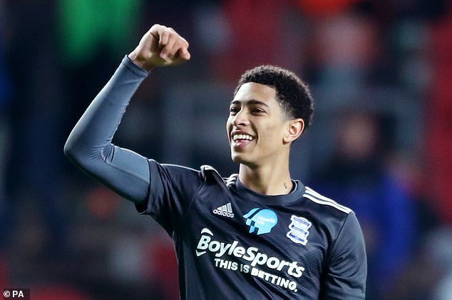 半场战报：沃尔夫斯堡1-1霍芬海姆，阿穆拉，布格尔破门（中场战报：沃尔夫斯堡1-1霍芬海姆，阿穆拉、布格尔各入一球）