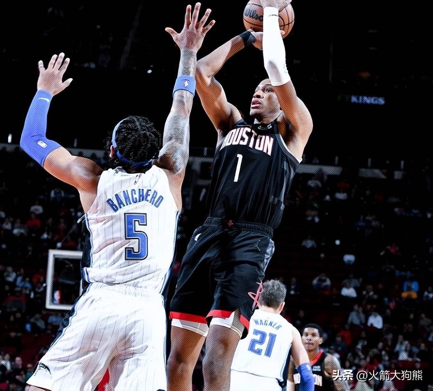 阿隆索：球队内部非常团结，阿诺德在皇马有适应过程是正常的（阿隆索：队内高度团结，阿诺德在皇马的适应期属正常）