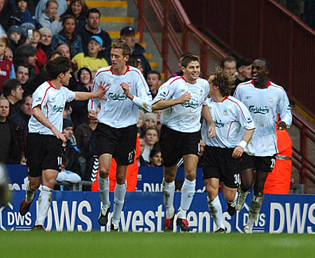 拜仁26／27赛季主场球衣谍照：红色基调搭配领口袖口金色线条（拜仁26／27赛季主场球衣曝光：通体红色，领口与袖口采用金色细边）