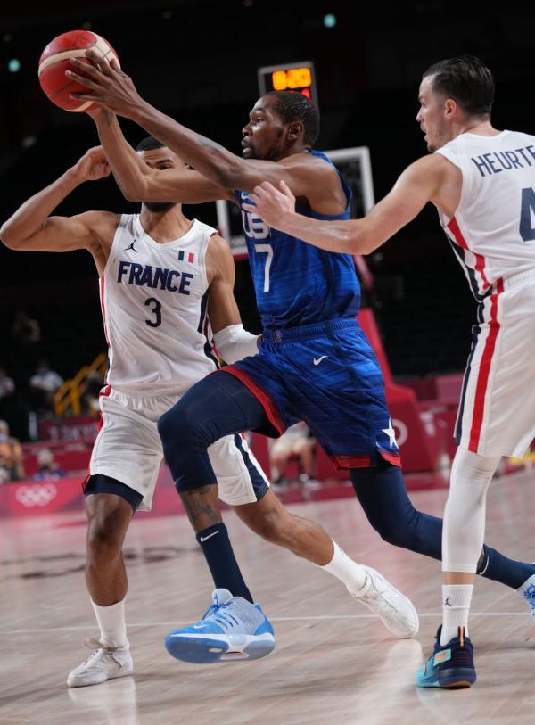 基米希：球队上半场表现不错，卡尔理应入选德国国家队（基米希称赞上半场发挥，力挺卡尔入选德国国家队）