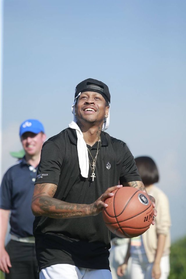 劳塔罗飞铲罗伯逊染黄，国米战利物浦上半场13分钟现争议（国米vs利物浦上半场第13分钟爆争议：劳塔罗飞铲罗伯逊被黄牌警告）