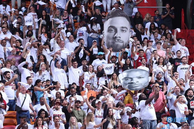 斯潘塞末节12分险些导演惊天逆转，梅尔顿复出首秀亮眼（斯潘塞末节轰12分险上演大逆转，梅尔顿复出首秀抢眼）