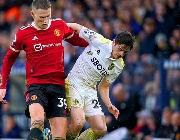 中超赛场争议判罚：VAR判罚引发热议,（中超再起争议：VAR判决掀起热议）