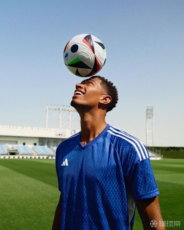 两万球迷观看新诺坎普首堂训练课，阿劳霍盛赞球场并感谢球迷（两万球迷见证新诺坎普首次公开训练，阿劳霍盛赞球场并向球迷致谢）